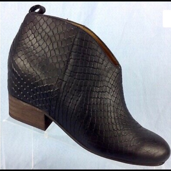 Matiko Black Snake Embossed Booties, Sz 6 - Picture 2 of 5